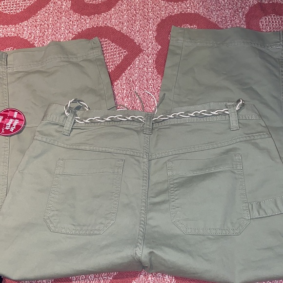 Nwt capris 8 - Picture 3 of 3